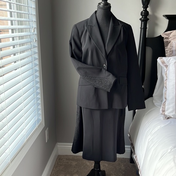 J Micheals black suit. Skirt is 12 and Jacket is a 10. - Picture 3 of 3